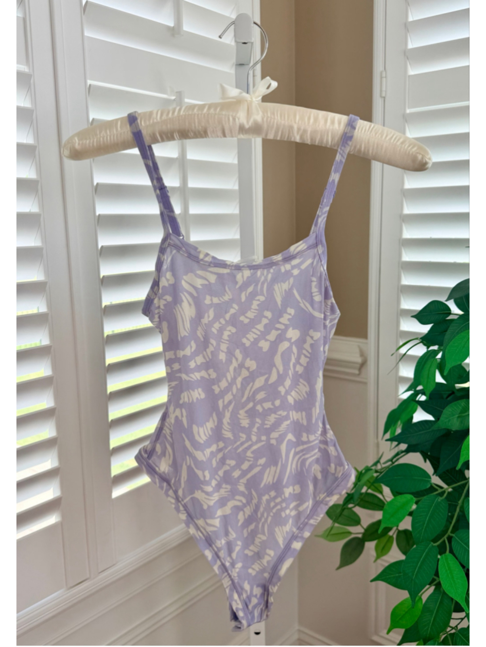 SKIMS Summer Mesh Strappy Bodysuit in Lilac Swirl Size Medium NWT